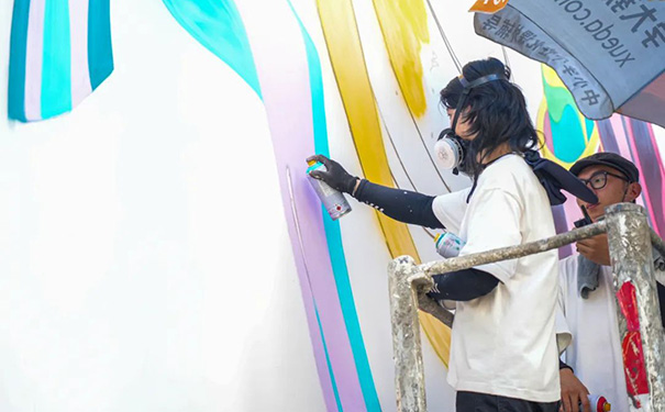 藝術(shù)家陳暘(Sheep Chen)正在涂刷上色.jpg